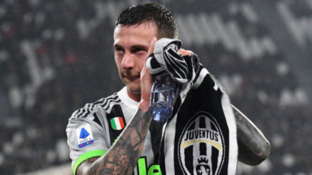 Federico Bernardeschi, con maglia e sciarpa della Juve