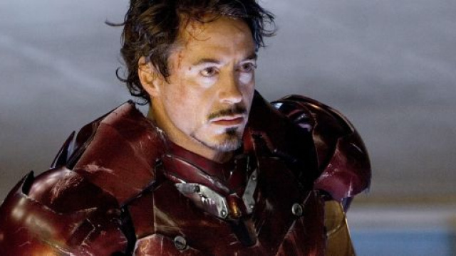 Iron Man viene 'mangiato' sui social da Deadpool.