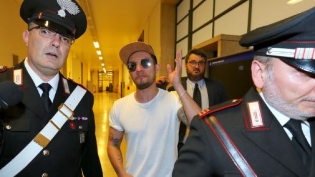 Marco Carta &egrave; stato assolto dal giudice del Tribunale di Milano per non aver commesso il furto di sei magliette alla Rinascente.