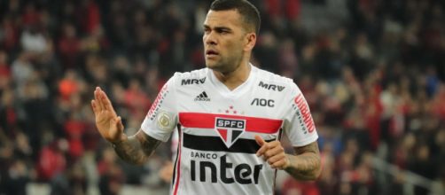 Daniel Alves &eacute; um dos que estar&atilde;o em campo. (Arquivo Blasting News)