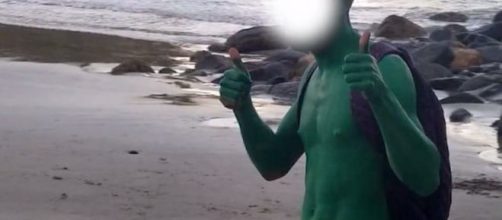 Jovem teve o corpo pintado de verde por moradores e obrigado a limpar a pedra que pichou. (Arquivo Blasting News )