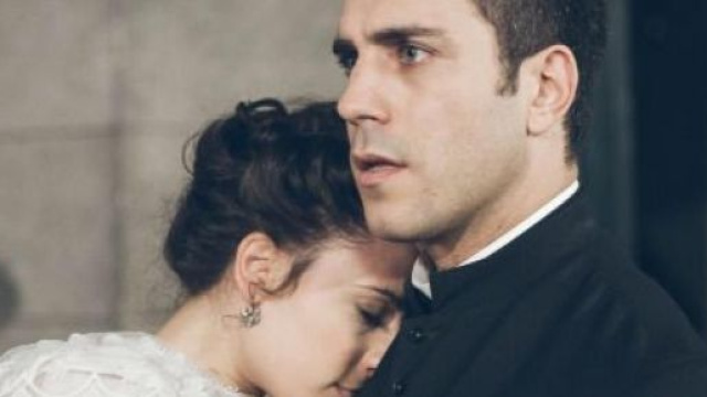 Lucia e Padre Telmo sorpresi a letto insieme