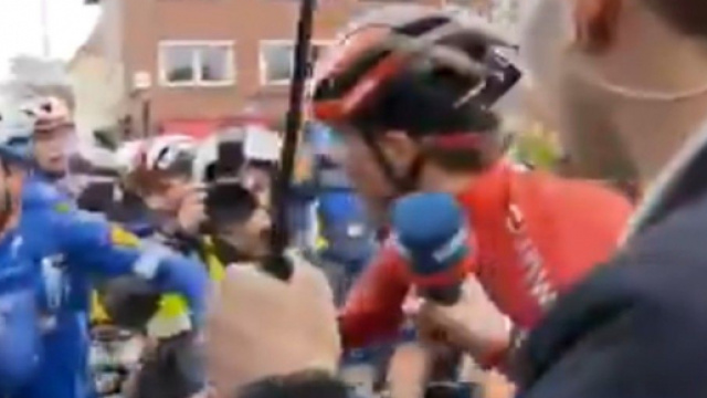 Senechal fermato dagli altri corridori dopo il pugno a Walscheid