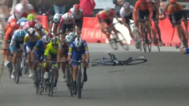 Alvaro Hodeg a terra dopo la caduta