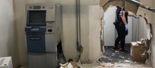 Bandidos usaram ma&ccedil;aricos para arrombar caixas. (Divulga&ccedil;&atilde;o/ Pol&iacute;cia Militar)