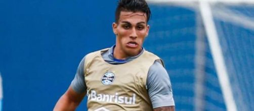 Jogador teve passagens apagadas por Porto Alegre. ((Lucas Uebel/Gr&ecirc;mio/Divulga&ccedil;&atilde;o)