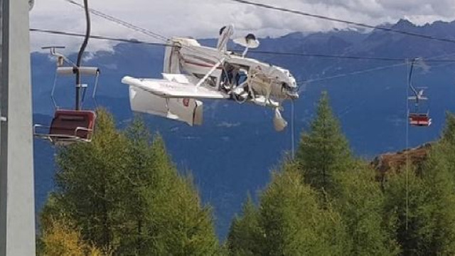 Sondrio, aereo ultraleggero resta appeso ai cavi della seggiovia (Foto CNSAS)