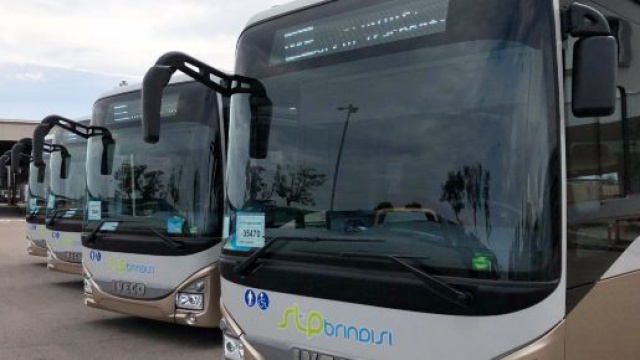 Brindisi, sassaiola contro un bus extraurbano carico di studenti: nessun ferito
