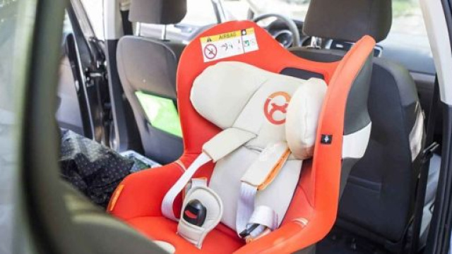 Seggiolini anti abbandono, in vigore la nuova norma, il Ministro De Micheli firma il decreto.