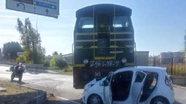 Brindisi, scontro tra un treno merci e un'automobile: ferite quattro donne