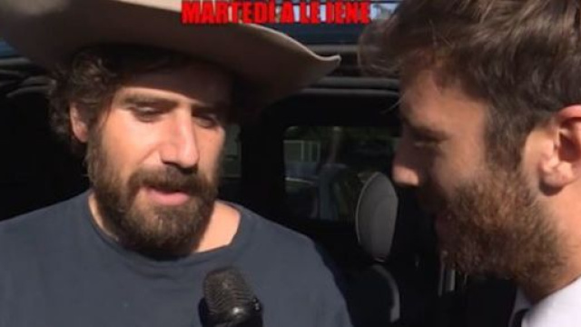 Le Iene, Tommaso Paradiso e TheGiornalisti &egrave; ancora scontro: 'Ci ha lasciati in chat'.