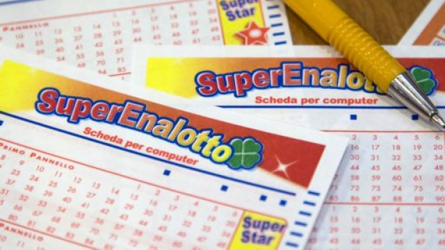 Lodi, il vincitore dei 209 milioni di euro al Superenalotto ha ritirato l'ambito premio