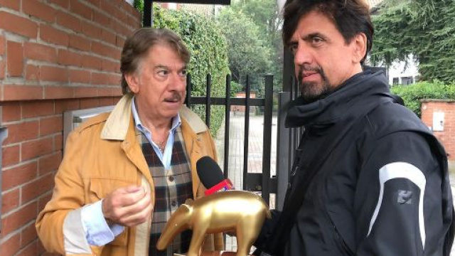 Striscia la notizia, Marco Columbro raggiunto da Valerio Staffelli di Striscia la notizia