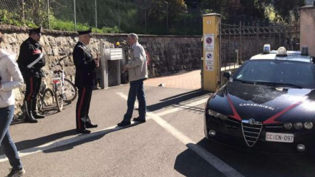 Bergamo, giallo in municipio a Zandobbio: impiegata trovata morta con ferite da taglio