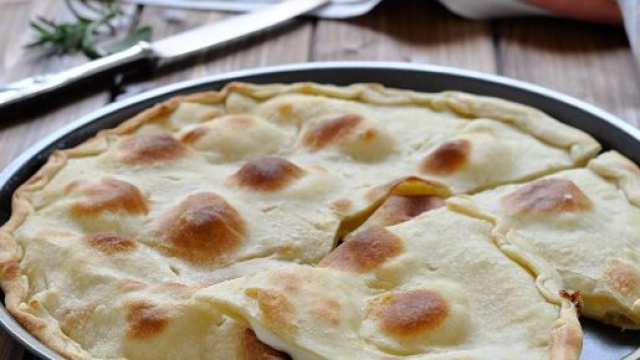 La focaccia al formaggio dal ricettario della nonna.