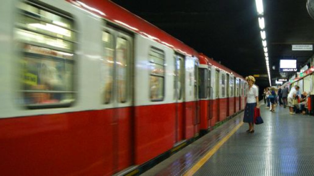 Milano, 31enne travolto e ucciso da un treno della metropolitana: forse gesto volontario