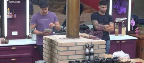 Guilherme Le&atilde;o e Netto Rodrigues em A Fazenda 11 (Foto: Reprodu&ccedil;&atilde;o/PlayPlus)