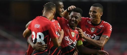 Jogadores comemoram gol do Furac&atilde;o. (Reprodu&ccedil;&atilde;o/Instagram/@athleticoparanaense)