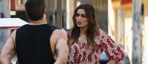 Rock comenta com Maria da Paz em 'A Dona do Peda&ccedil;o' sobre poss&iacute;vel parentesco dela com Joana. (Reprodu&ccedil;&atilde;o/TV Globo)