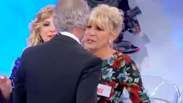 Uomini e Donne, Gemma emozionata per Juan Luis, Tina: '&Egrave; in preda a una crisi nervosa'