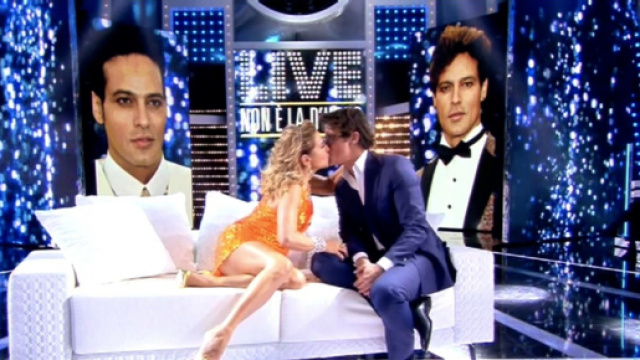 Barbara d'Urso bacia Gabriel Garko in bocca e nota che non porta la fede (VIDEO)