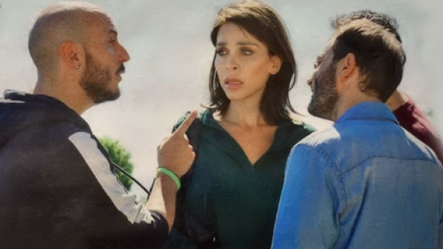 Carla Parisi (Vittoria Schisano) viene aggredita da tre loschi indivudui