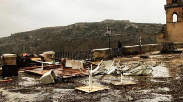 Matera, alluvione in citt&agrave; e sui Sassi:venti a 150 km/h