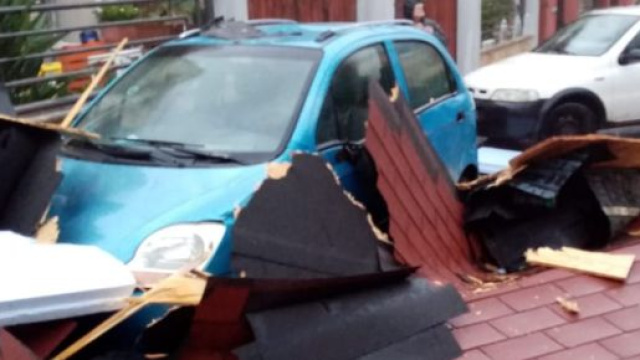 Una tettoia caduta rovinosamente su un'auto.