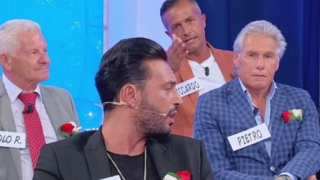 Uomini e Donne", il bacio tra Ida e Armando infastidisce Riccardo.