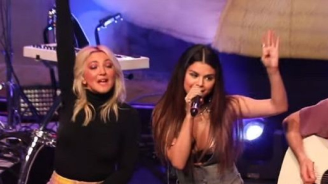 Julia Michaels et Selena Gomez &eacute;changent un baiser sur sc&egrave;ne
