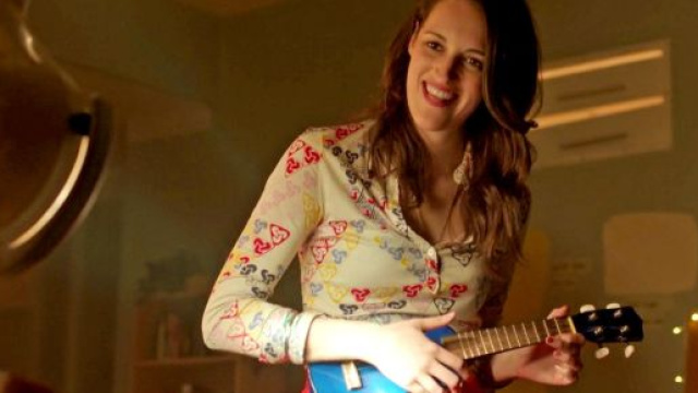 Phoebe Waller-Bridge suona l'Ukulele in "Crashing"