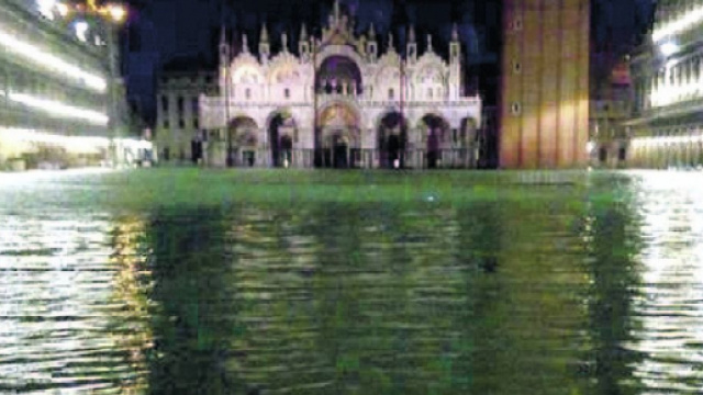 Venezia, acqua alta da record: la marea sfiora i due metri