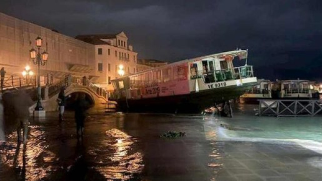 Venezia devastata dall'acqua alta: due morti, danni alla Basilica di San Marco, alla citt&agrave; e alle isole.