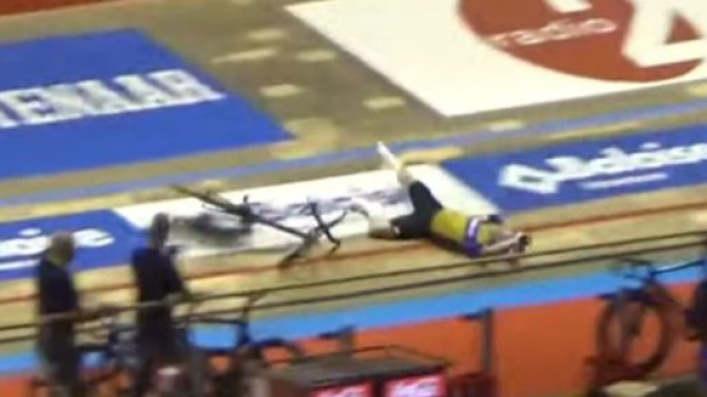 La caduta di Mark Cavendish alla Sei Giorni di Gand