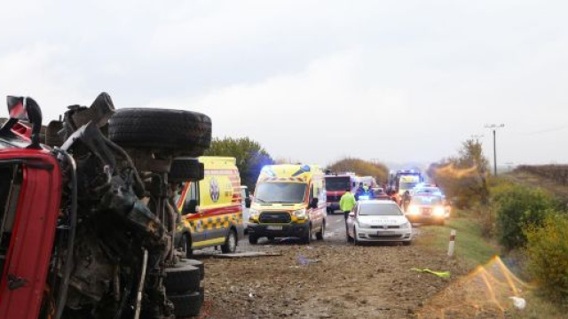 L'autocarro responsabile della strage: si notano i detriti trasportati fuoriusciti sul manto stradale ed il personale sanitario.