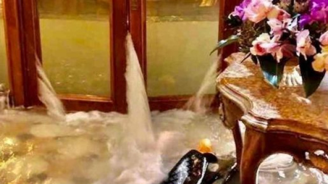 Venezia invasa dall'acqua, hotel di lusso allagati: alla tragedia si &egrave; aggiunto l'odio social.