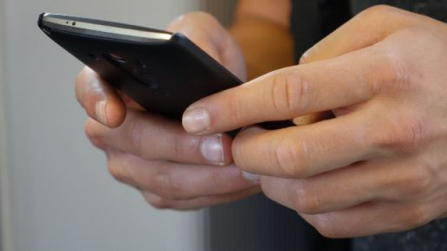 Milano: foto a luci rosse e violenza nella chat di classe
