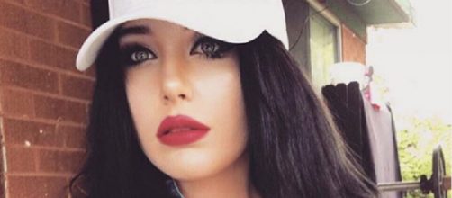 '90 Day Fianc&eacute;': Larissa helps Deavan Clegg, curbing any further damage to Clegg's lips. Image credit:DeavanClegg/ Instagram Screenshot