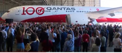 Qantas Dreamliner lands after world's longest non-stop flight, 19hrs from London to Sydney. [Image source/Evening Standard YouTube video]