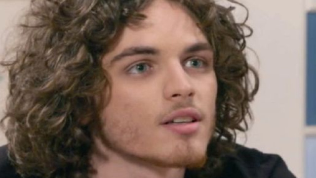 Un posto al sole, trame dal 25 al 29 novembre: Vittorio incontra un famoso cantante.