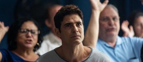 R&eacute;gis (Reynaldo Gianecchini) receber&aacute; ajuda de pastor durante culto. (Reprodu&ccedil;&atilde;o/ TV Globo)