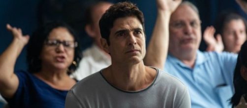 R&eacute;gis visita culto e acaba convertido em 'A Dona do Peda&ccedil;o'. (Reprodu&ccedil;&atilde;o/Rede Globo)