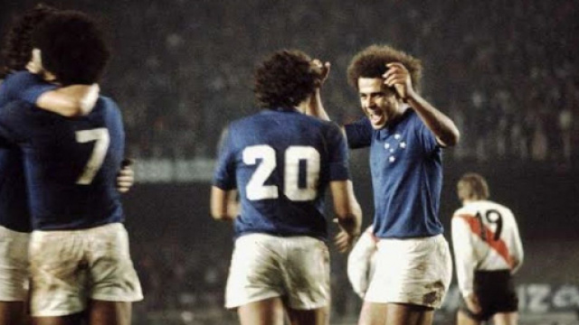 Cruzeiro-River Plate, finale di Copa Libertadores del 1976: i giocatori brasiliani si abbracciano dopo un gol