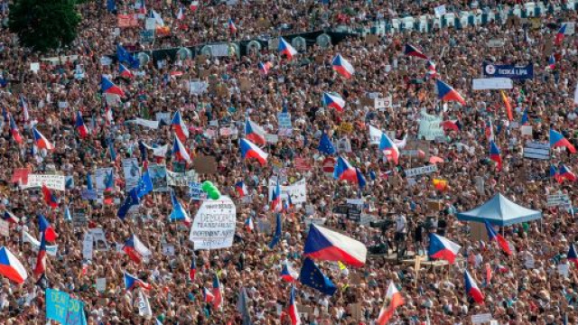 I manifestanti in piazza a Praga