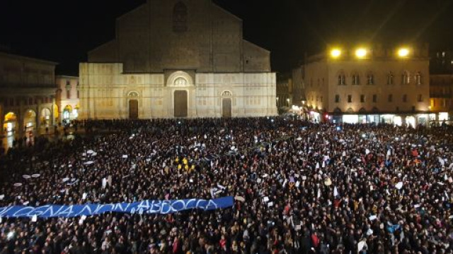 Piazza Maggiore strapiena di sardine anti Salvini