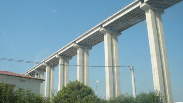 Ragazzo di 19 anni si uccide gettandosi dal ponte dell'autostrada.
