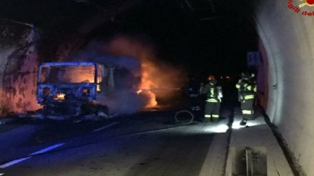 Savona, si incendia un tir in una galleria: 32 persone intossicate, nessuna vittima