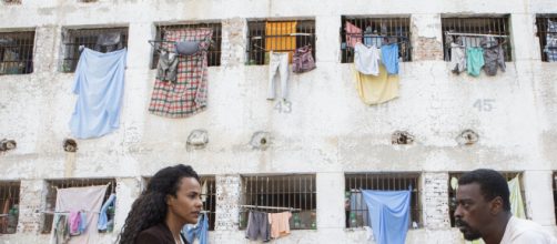 Naruna Costa e Seu Jorge em cena de 'Irmandade' s&eacute;rie brasileira da Netflix. (Reprodu&ccedil;&atilde;o/Netflix)
