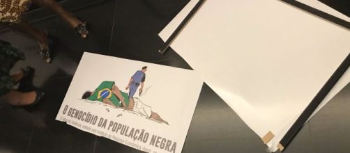 Deputado do PSL destr&oacute;i placa que critica viol&ecirc;ncia policial contra popula&ccedil;&atilde;o negra. (Arquivo Blasting News)