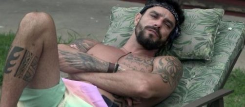 Diego Grossi conversa com Lucas em 'A Fazenda'. (Reprodu&ccedil;&atilde;o/RecordTV)